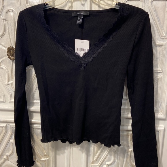 Forever 21 Tops - Final price accepted 💎NWT BLACK LACE CROP TOP